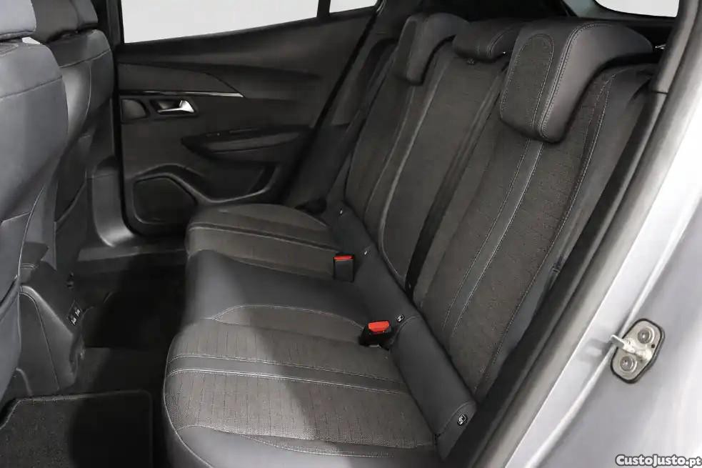 Peugeot 2008 1.2 PureTech Allure — fotografia 3
