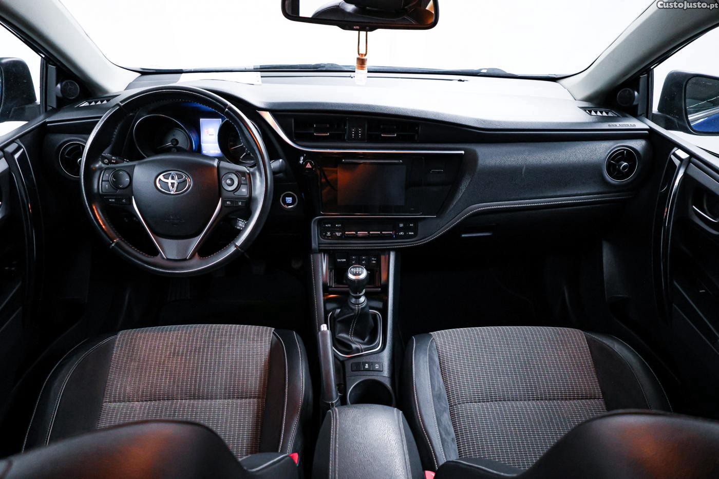 Toyota Auris 1.6 D-4D Executive — fotografia 8