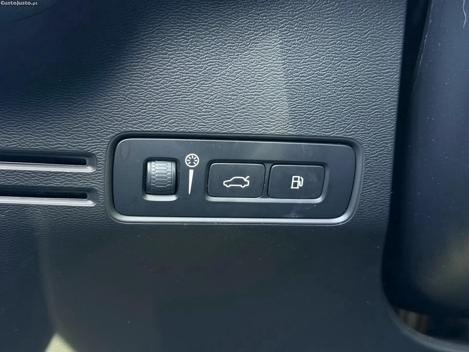 Volvo XC 40 1.5 T4 PHEV R-Design — fotografia 2