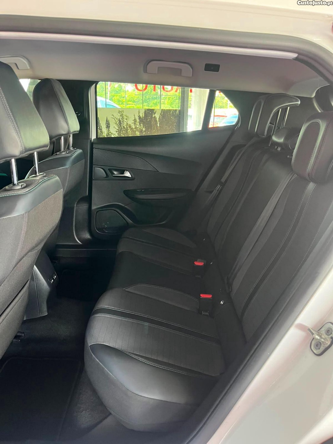 Peugeot 2008 1.5 BlueHDi Allure Pack EAT8 — fotografia 3