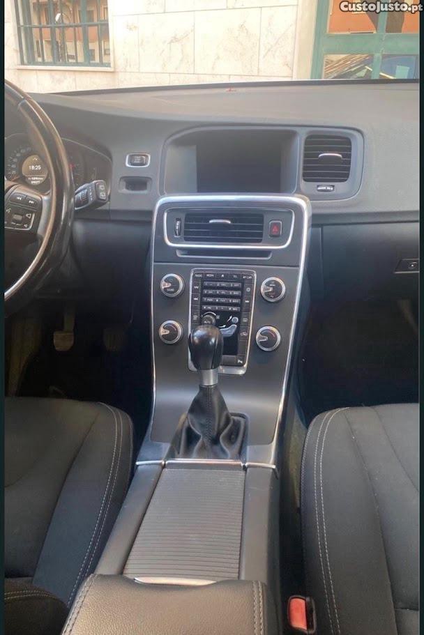 Volvo V60 Momentum — fotografia 3
