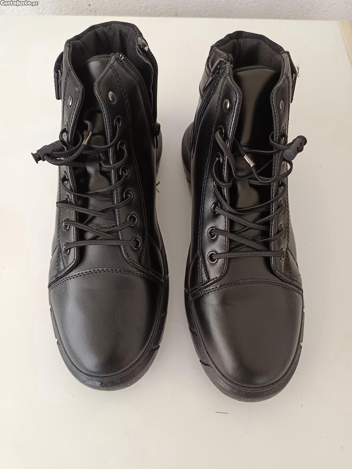 Botas com atacadores e fecho lateral