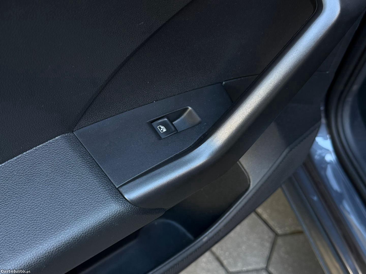 Volkswagen T-Cross 1.0 TSI URBAN — fotografia 4