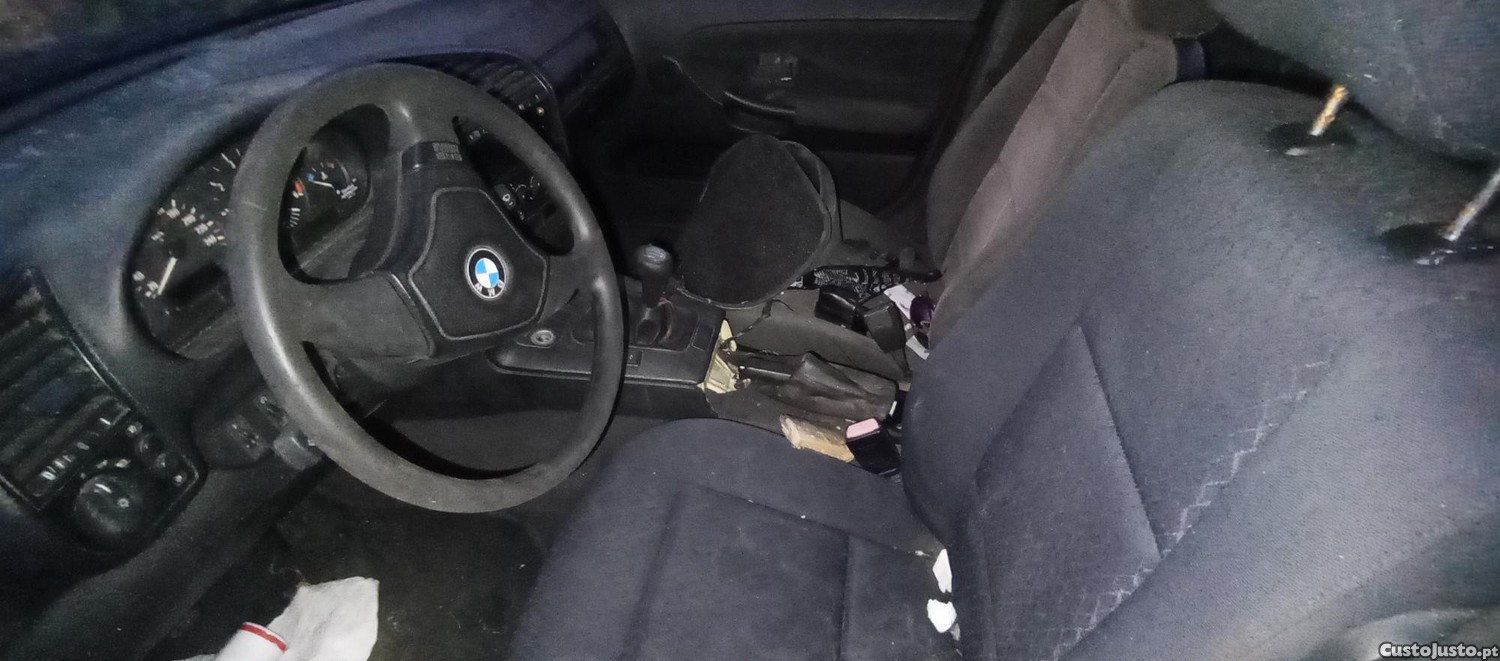 BMW 318 Deisel inteiro para peças com documentos ler — fotografia 5