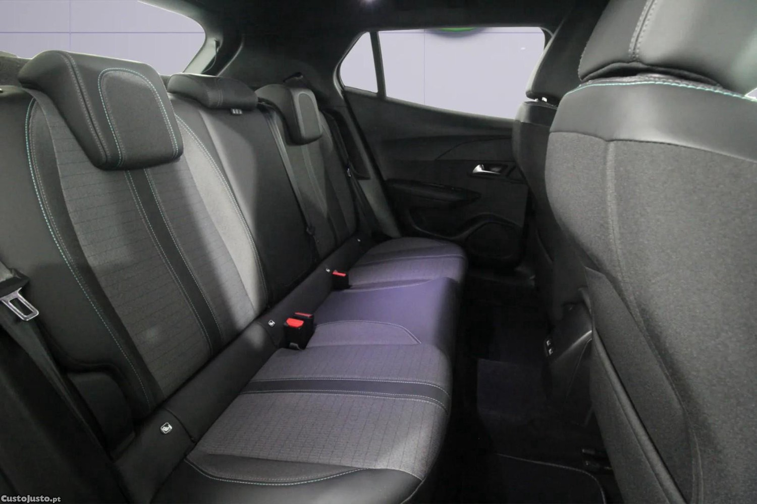Peugeot e-2008 Allure Pack — fotografia 4