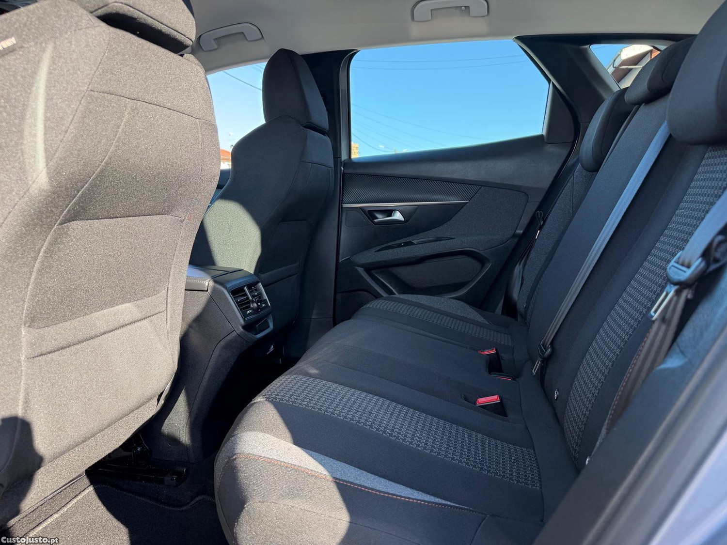 Peugeot 3008 1.5 BlueHDi Active Pack — fotografia 17
