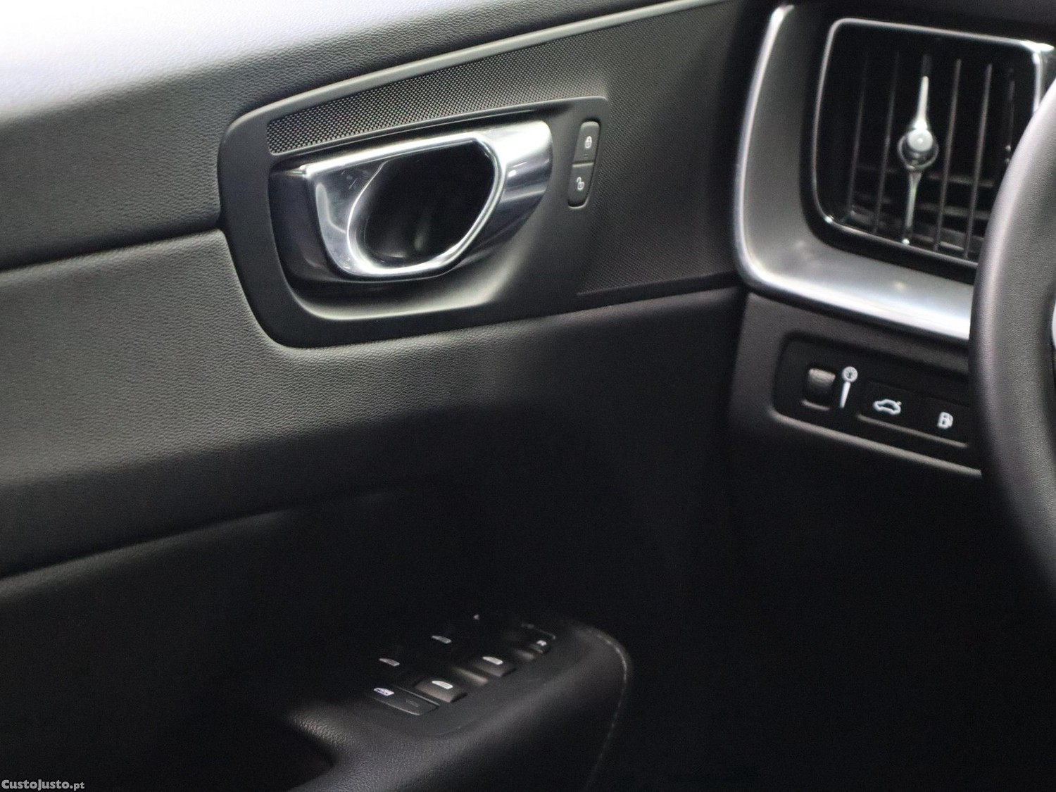 Volvo XC 60 2.0 T6 PHEV Inscription AWD — fotografia 10