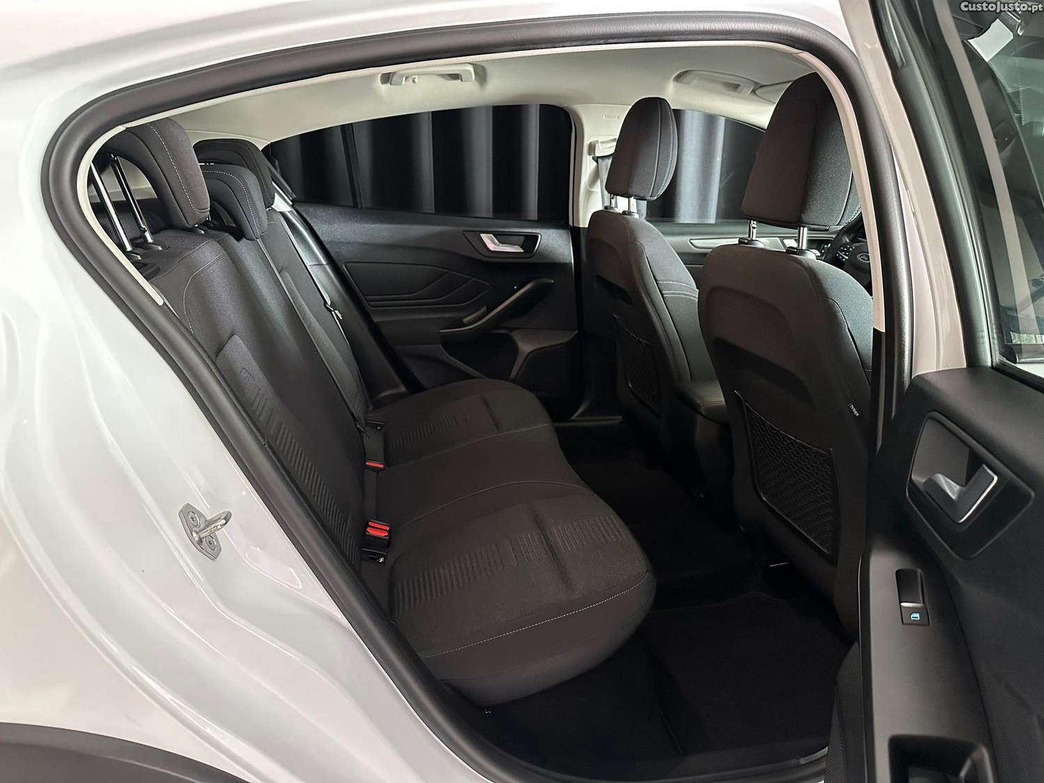Ford Focus 1.5 TDCi EcoBlue Active X — fotografia 4
