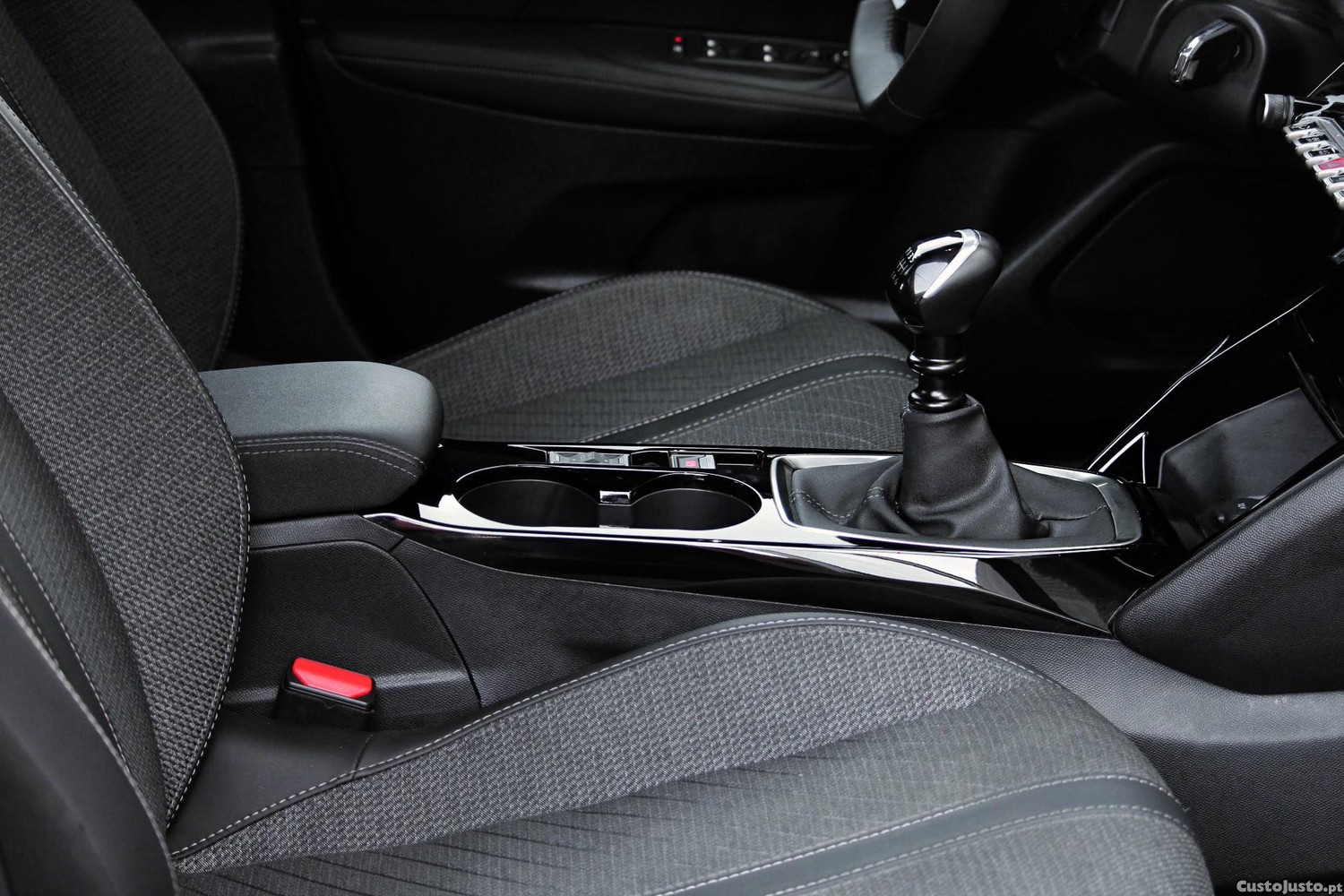 Peugeot 2008 1.2 Allure — fotografia 14