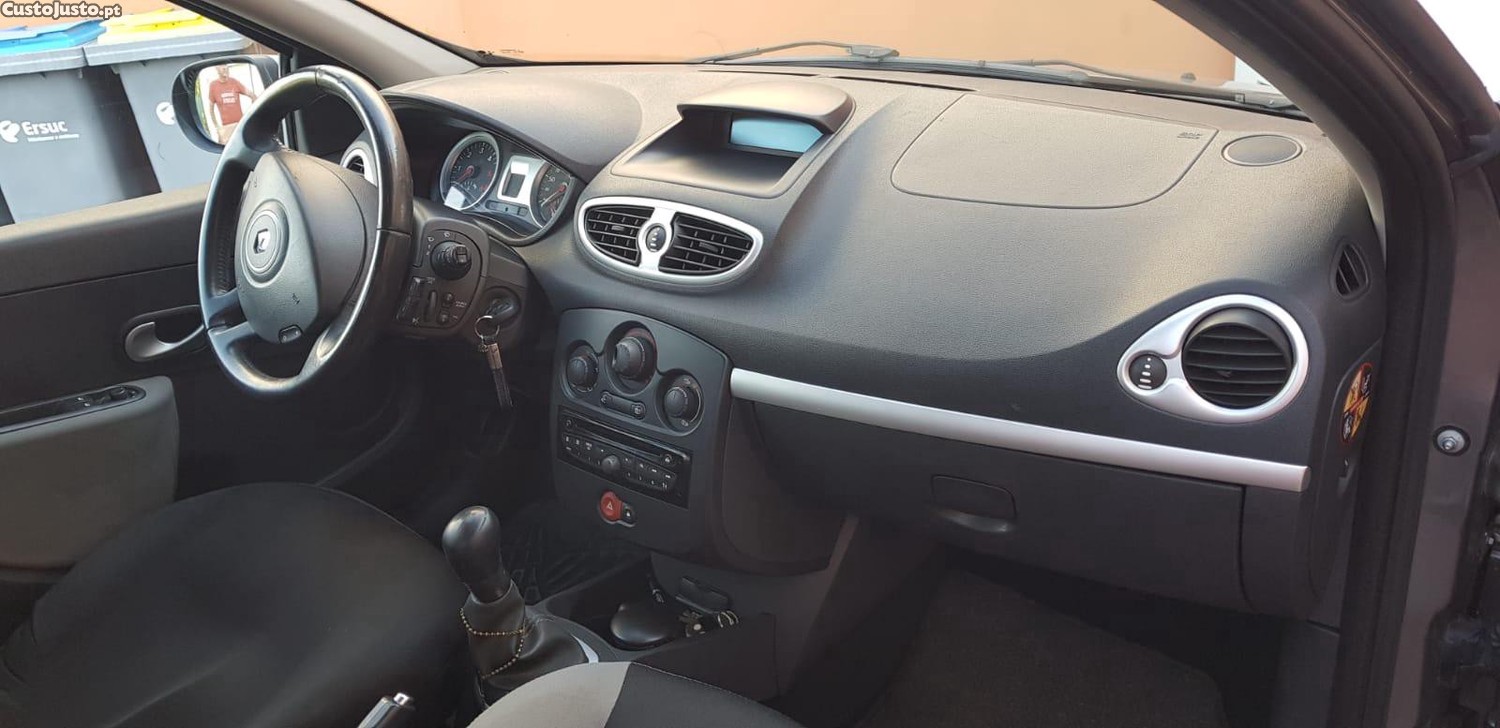 Renault Clio III break 1.5 DCI Dynamic — fotografia 3