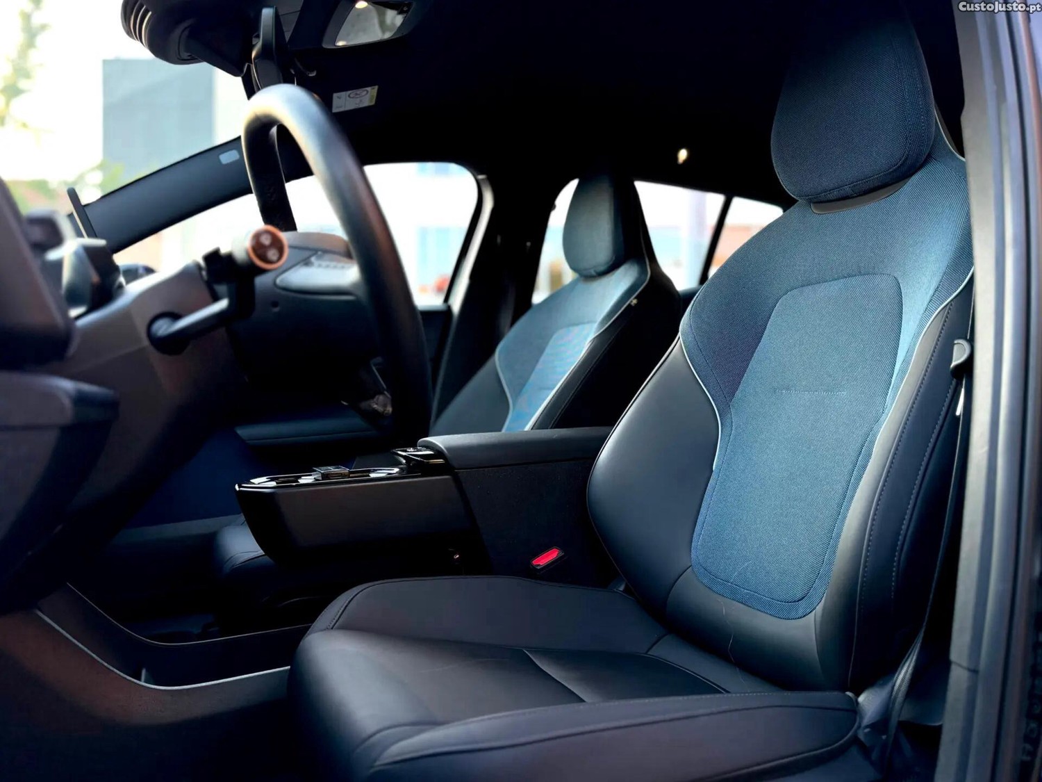 Volvo EX 30 Twin Motor Performance AWD Plus — fotografia 10