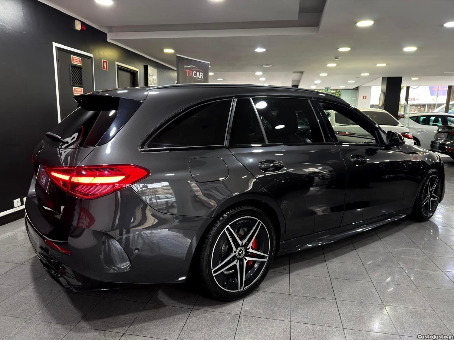 Mercedes-Benz C 300 e 9G-TRONIC AMG Line Advanced — fotografia 17
