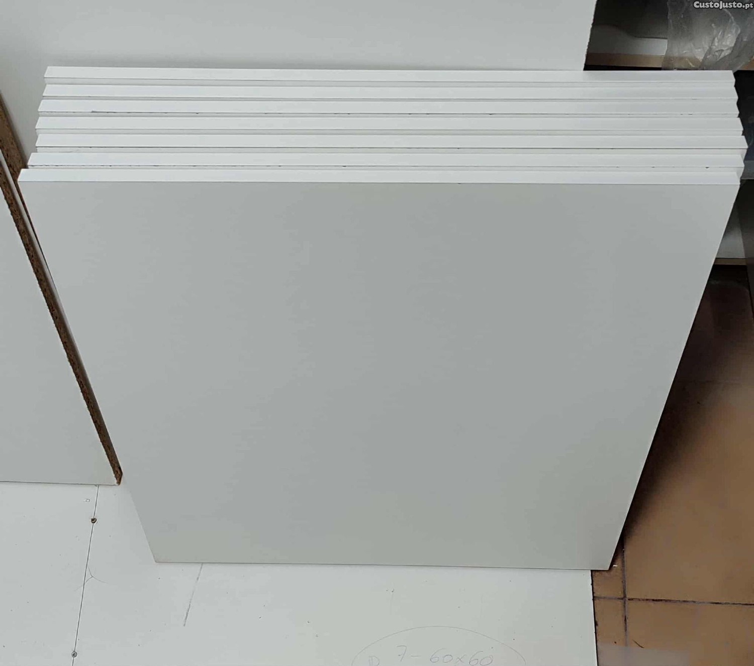 Prateleiras e estrutura de armário