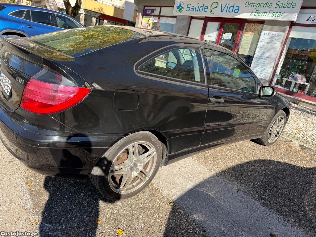 Mercedes-Benz C 220 coupé — fotografia 4