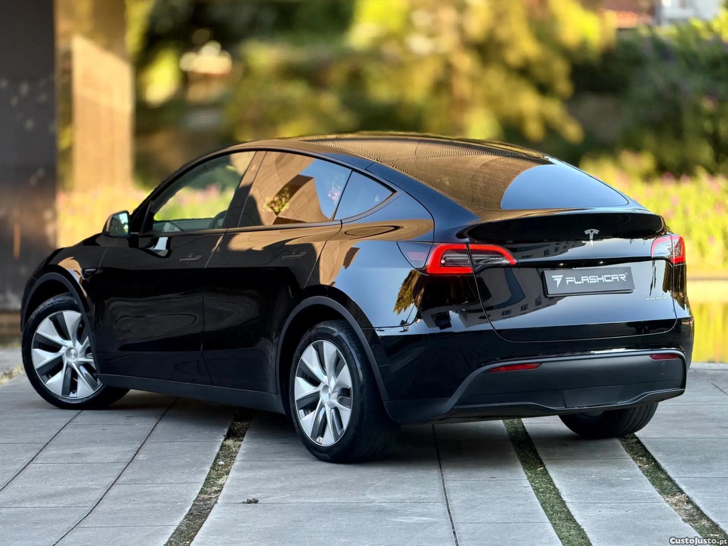 Tesla Model Y Long Range Dual Motor AWD — fotografia 9