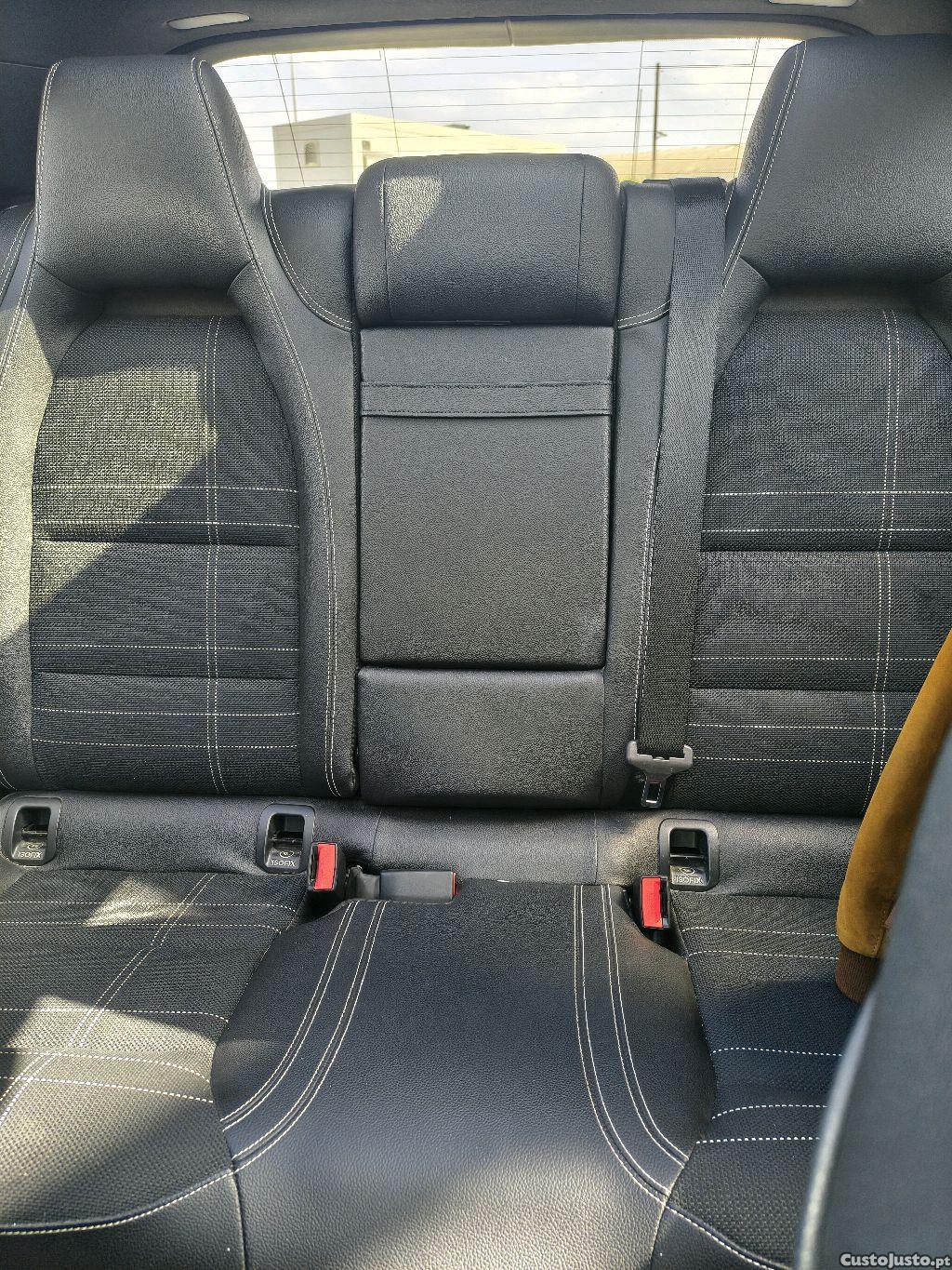Mercedes-Benz GLA 180 automática — fotografia 4