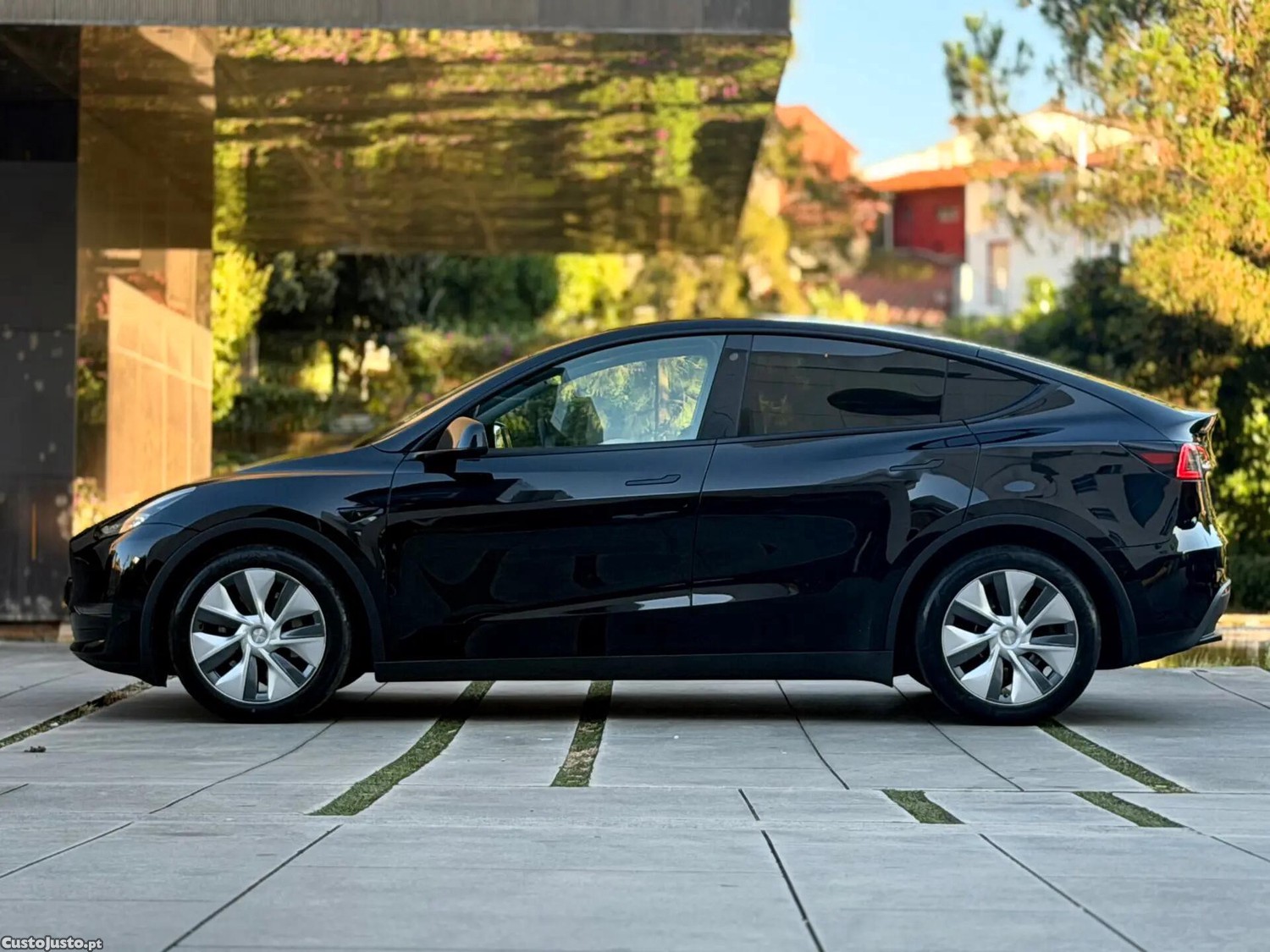 Tesla Model Y Long Range Dual Motor AWD — fotografia 14