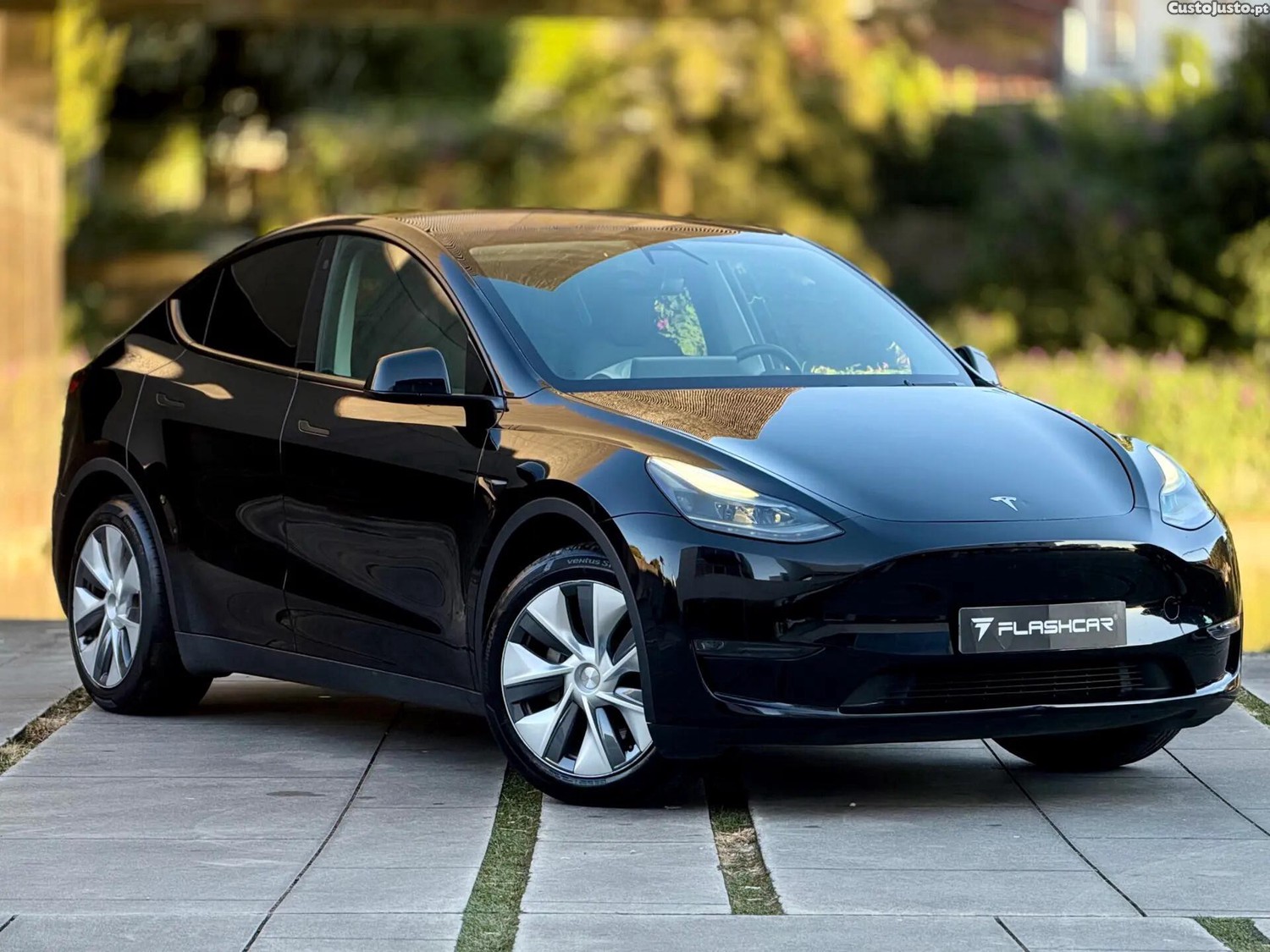 Tesla Model Y Long Range Dual Motor AWD — fotografia 4
