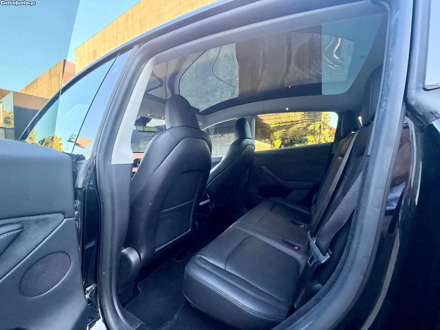 Tesla Model Y Long Range Dual Motor AWD — fotografia 12