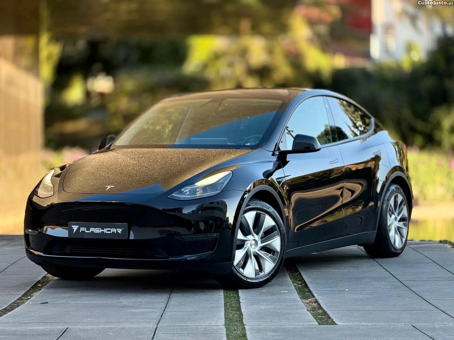 Tesla Model Y Long Range Dual Motor AWD — fotografia 3
