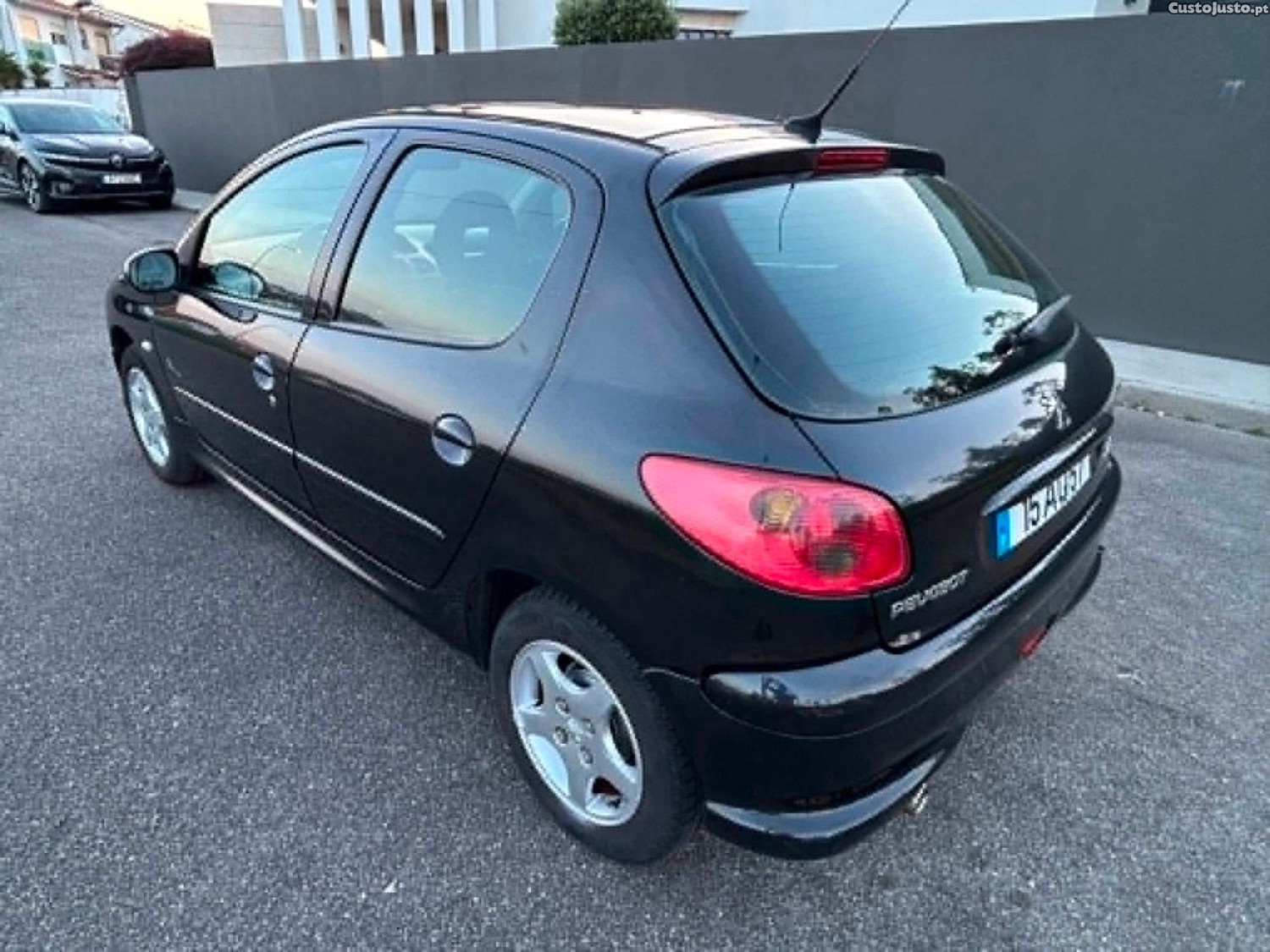 Peugeot 206 1.1 Black & Silver c/ tecto Panorâmico — fotografia 9