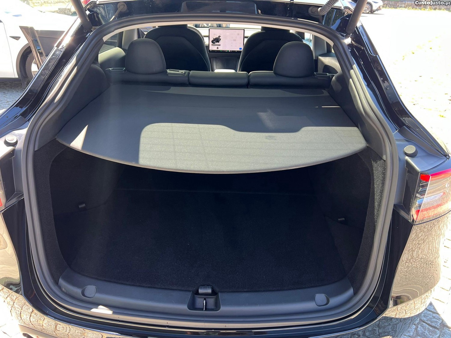 Tesla Model Y Standard — fotografia 13