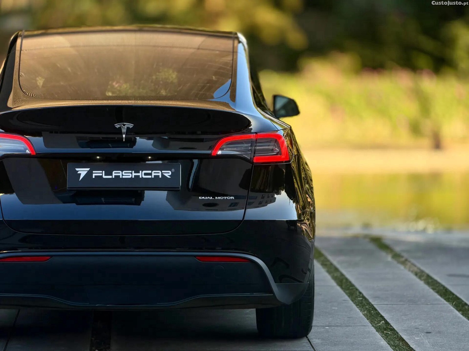 Tesla Model Y Long Range Dual Motor AWD — fotografia 8
