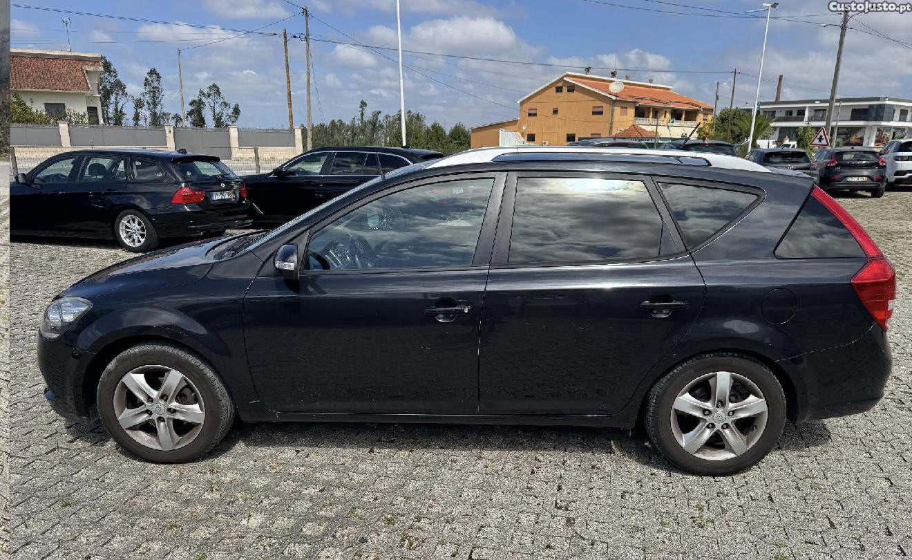 Kia Ceed SW 1.4i de 2009 — fotografia 6