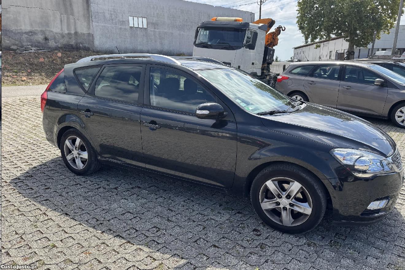 Kia Ceed SW 1.4i de 2009 — fotografia 8