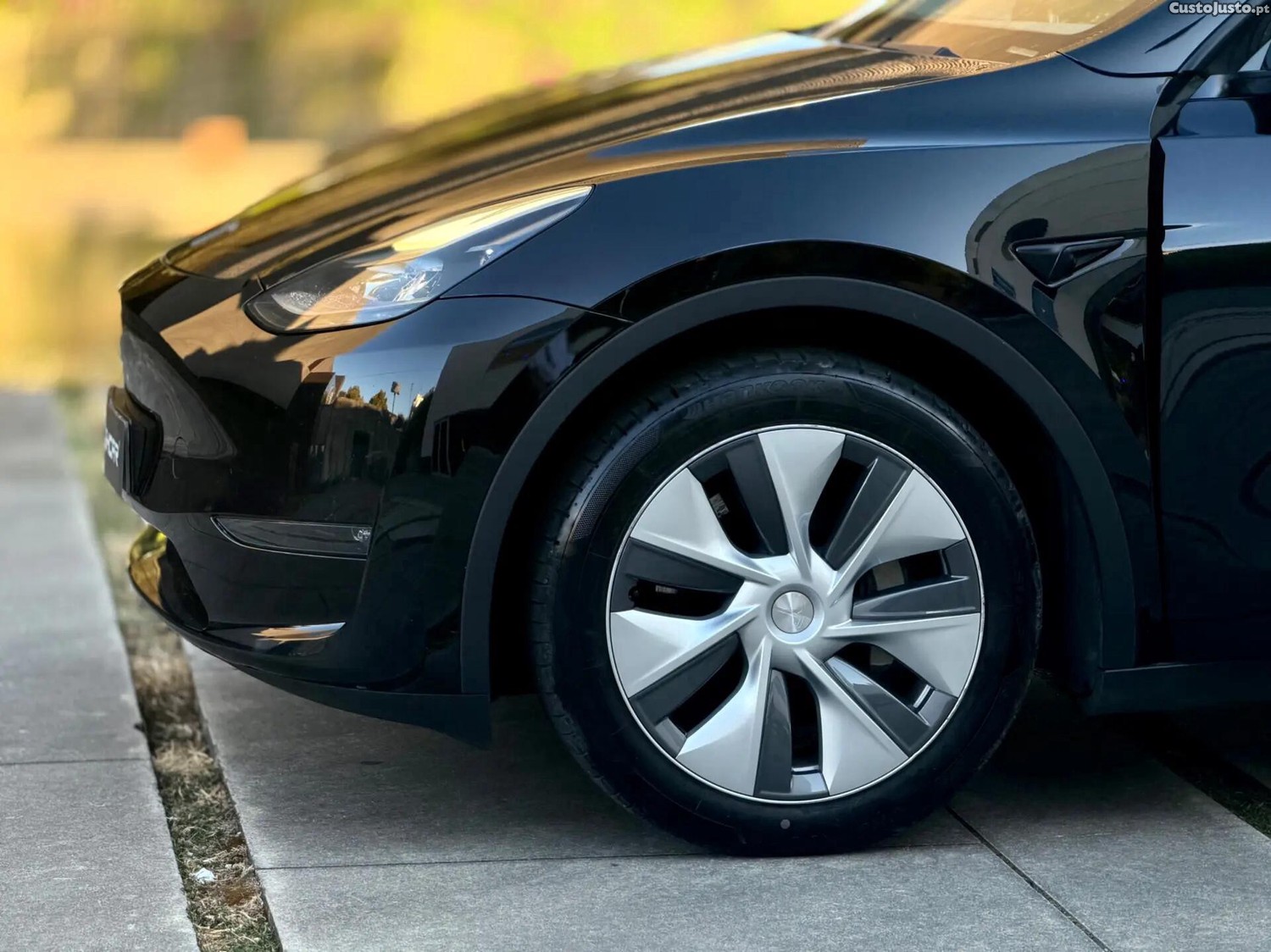 Tesla Model Y Long Range Dual Motor AWD — fotografia 13
