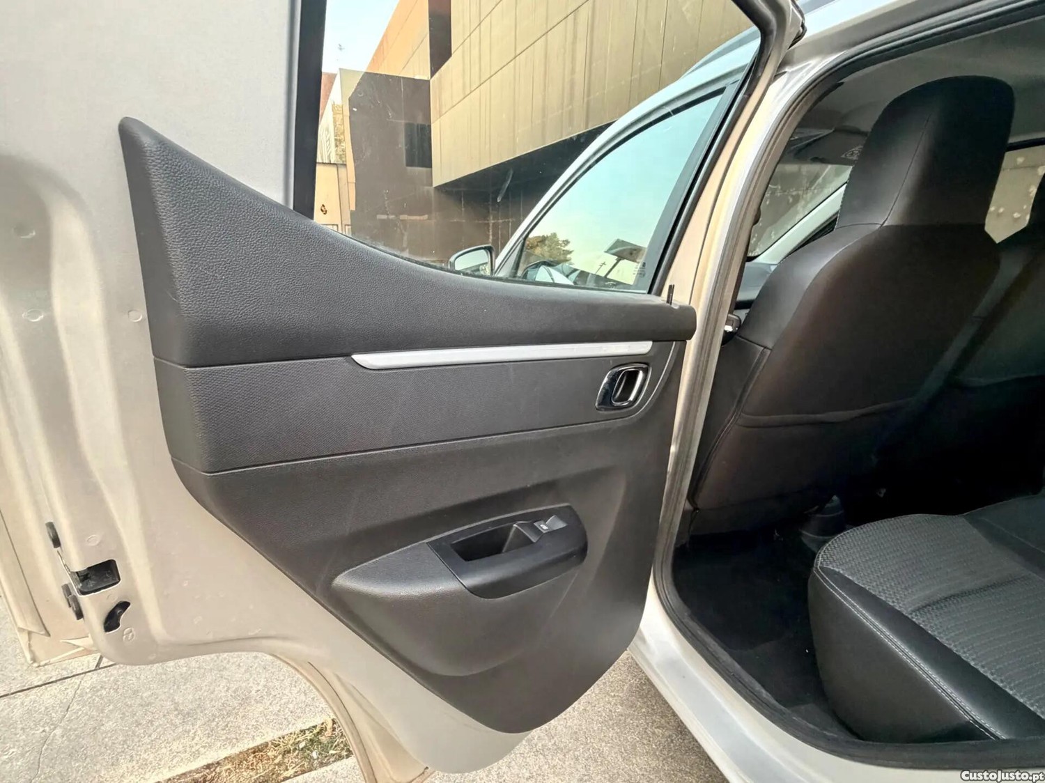 Dacia Spring Comfort Plus — fotografia 12