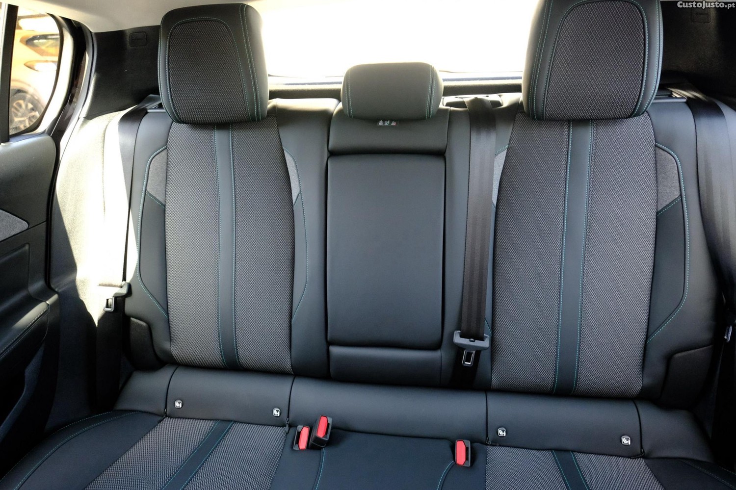 Peugeot 308 1.2 PureTech Allure Pack EAT8 — fotografia 17