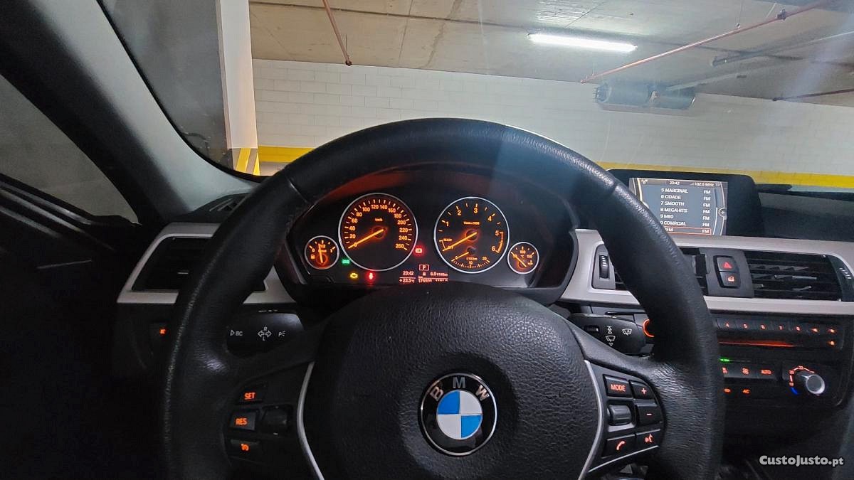 BMW 318 d Touring Automatico — fotografia 4