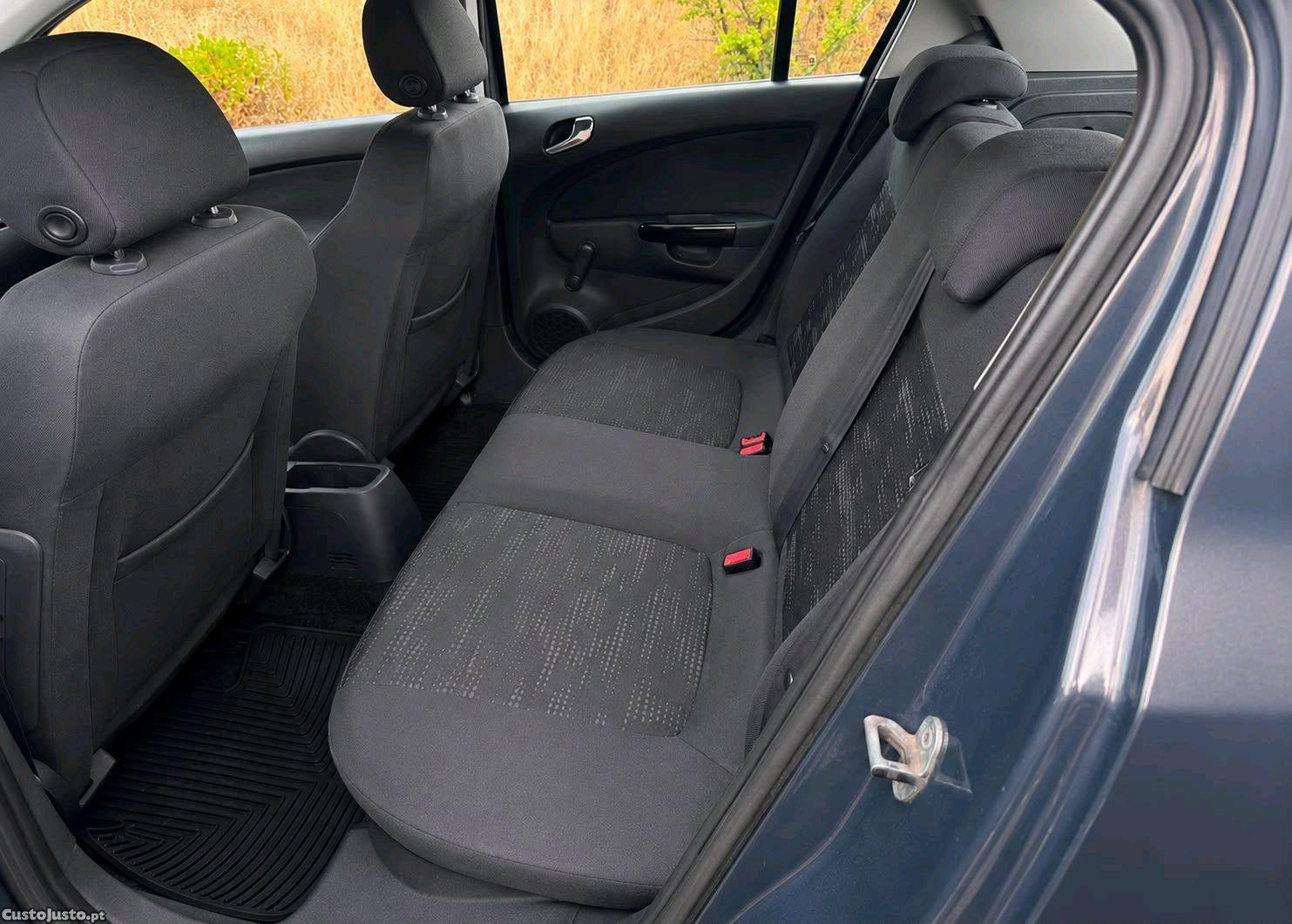 Opel Corsa D 1.2 — fotografia 2