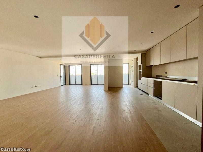 T3 Novo Com Varandas E 2 Lugares De Garagem -...