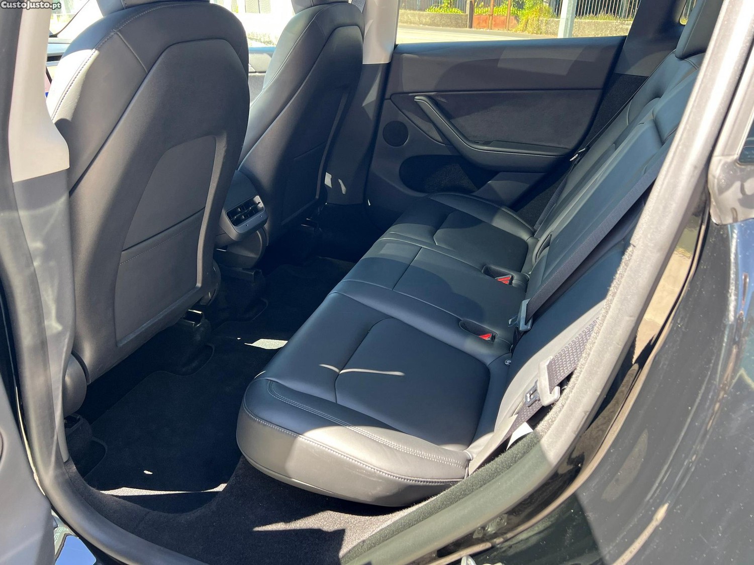 Tesla Model Y Standard — fotografia 8