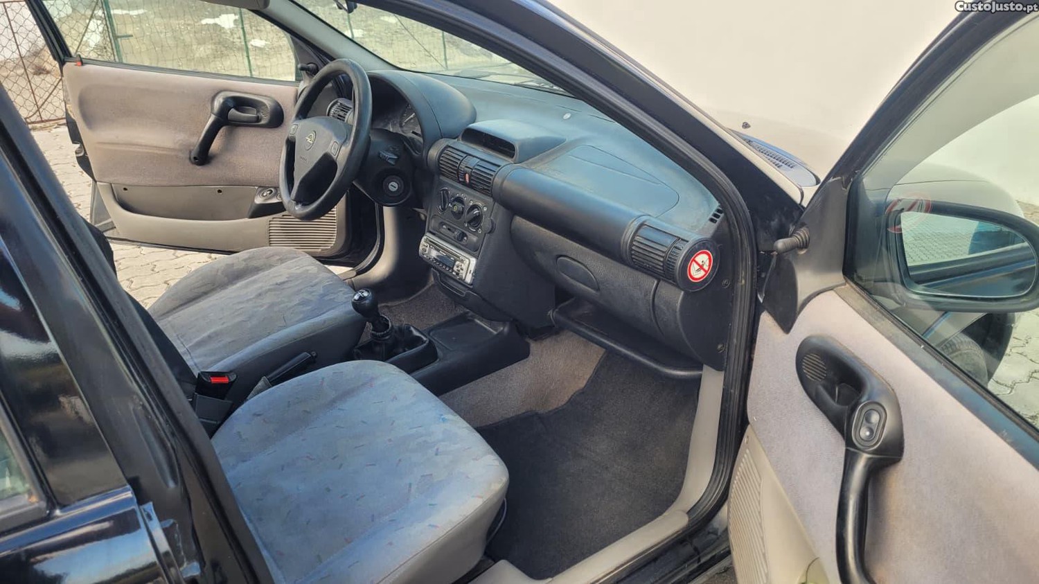 Opel Corsa 1.0 gasolina — fotografia 2