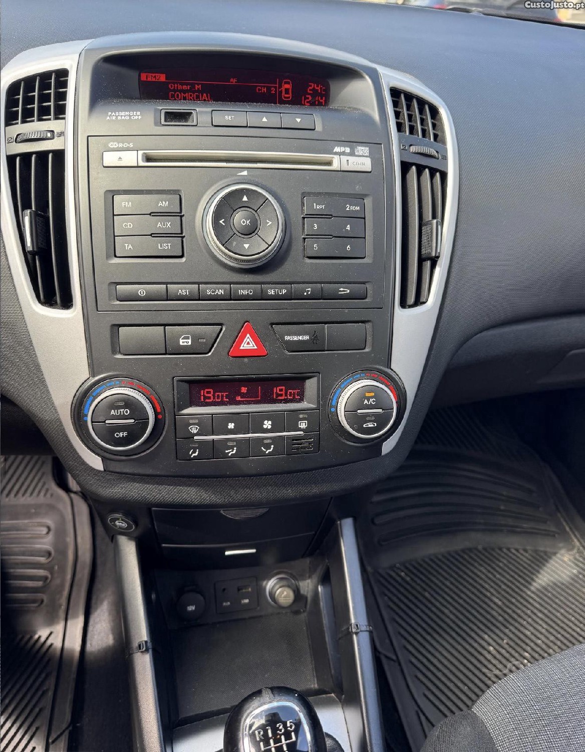 Kia Ceed SW 1.4i de 2009 — fotografia 3