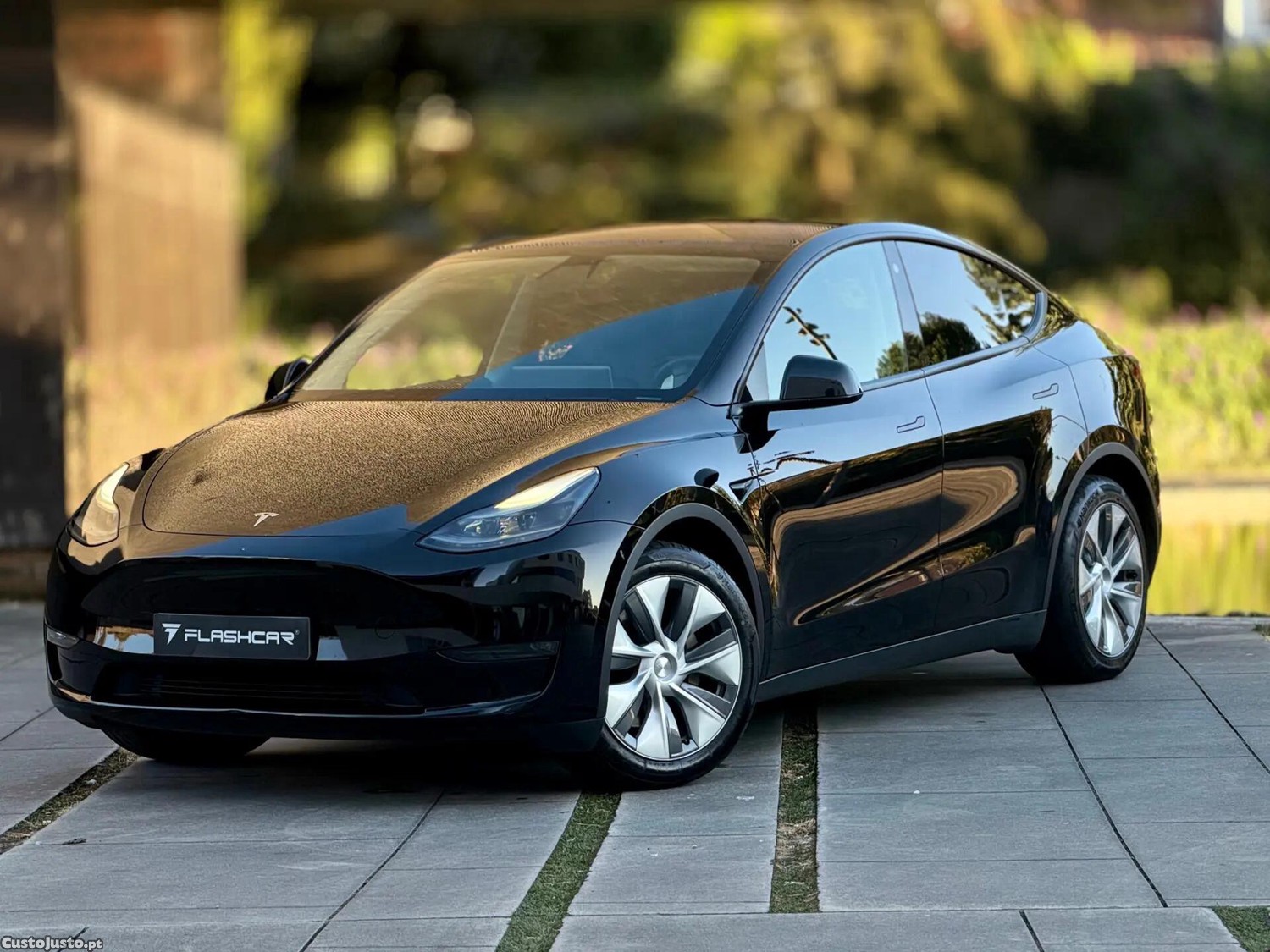 Tesla Model Y Long Range Dual Motor AWD — fotografia 2