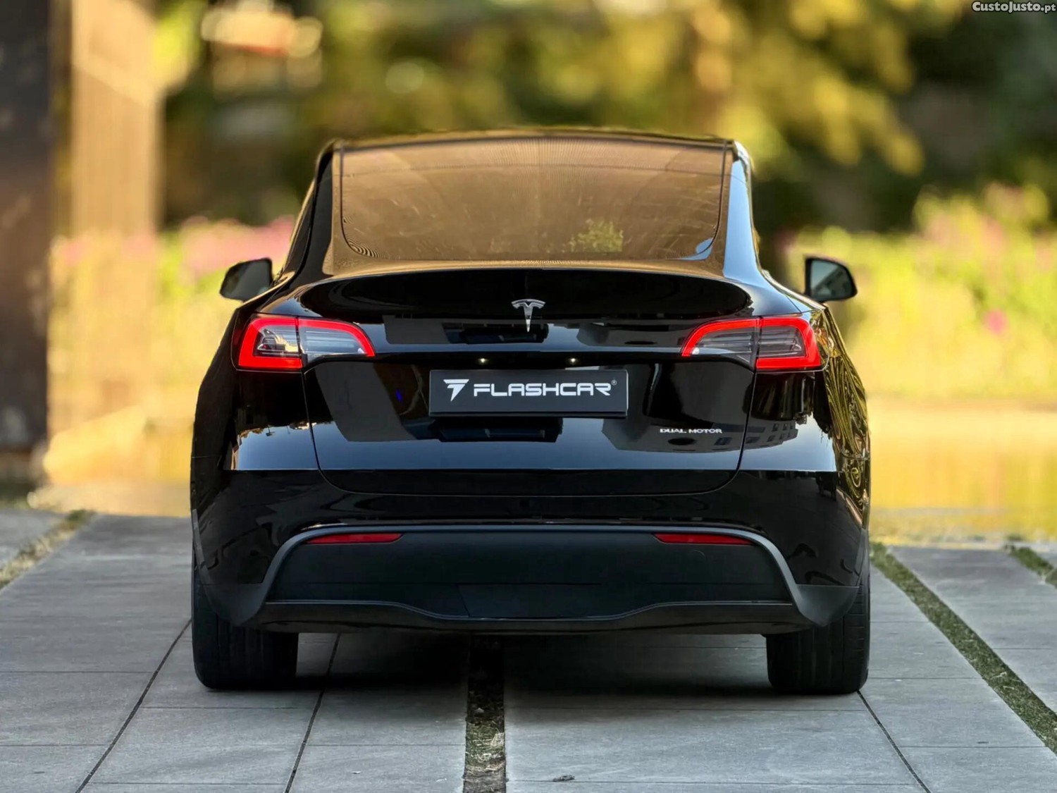 Tesla Model Y Long Range Dual Motor AWD — fotografia 10