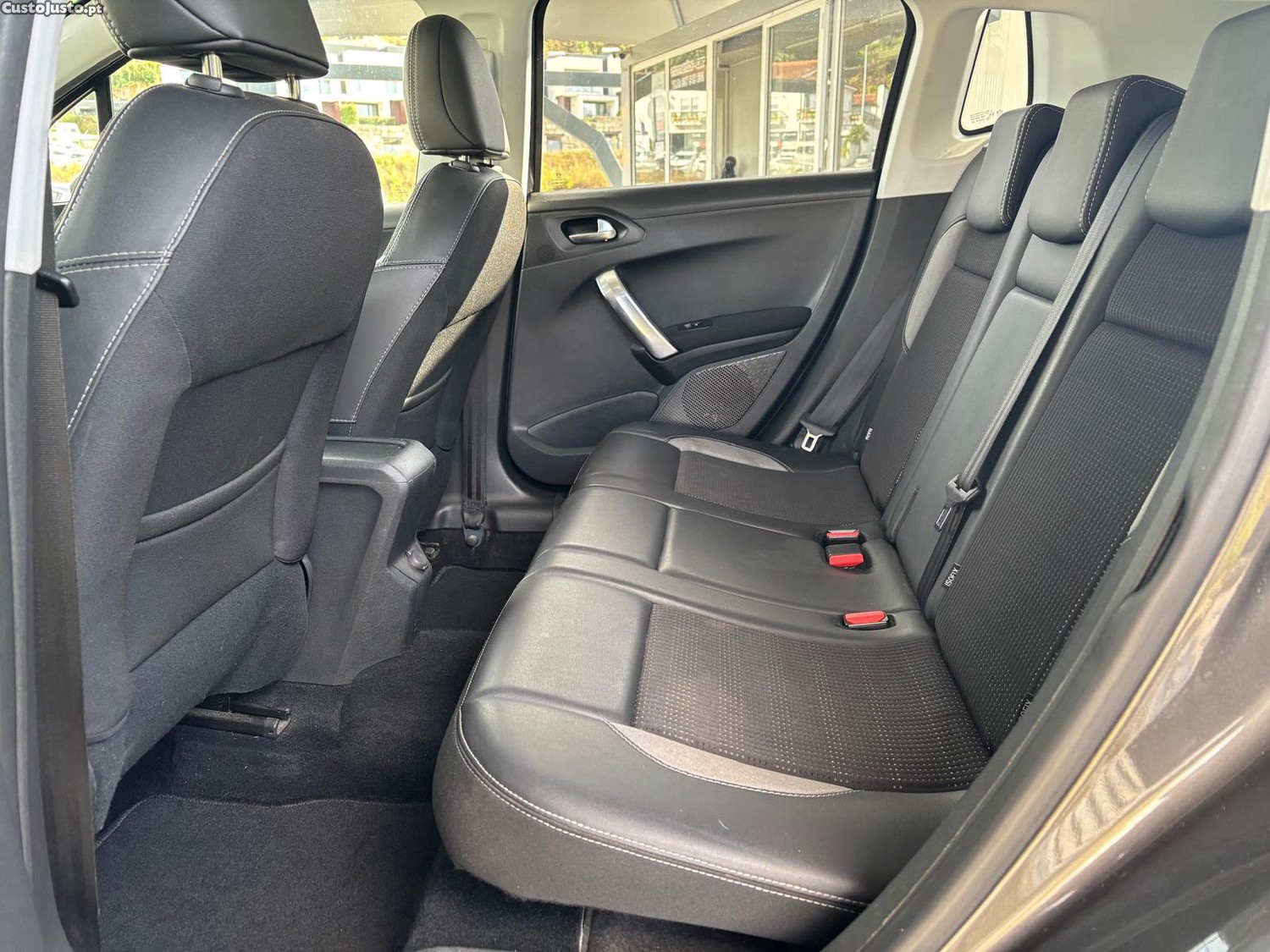 Peugeot 2008 1.2 PureTech Allure — fotografia 9
