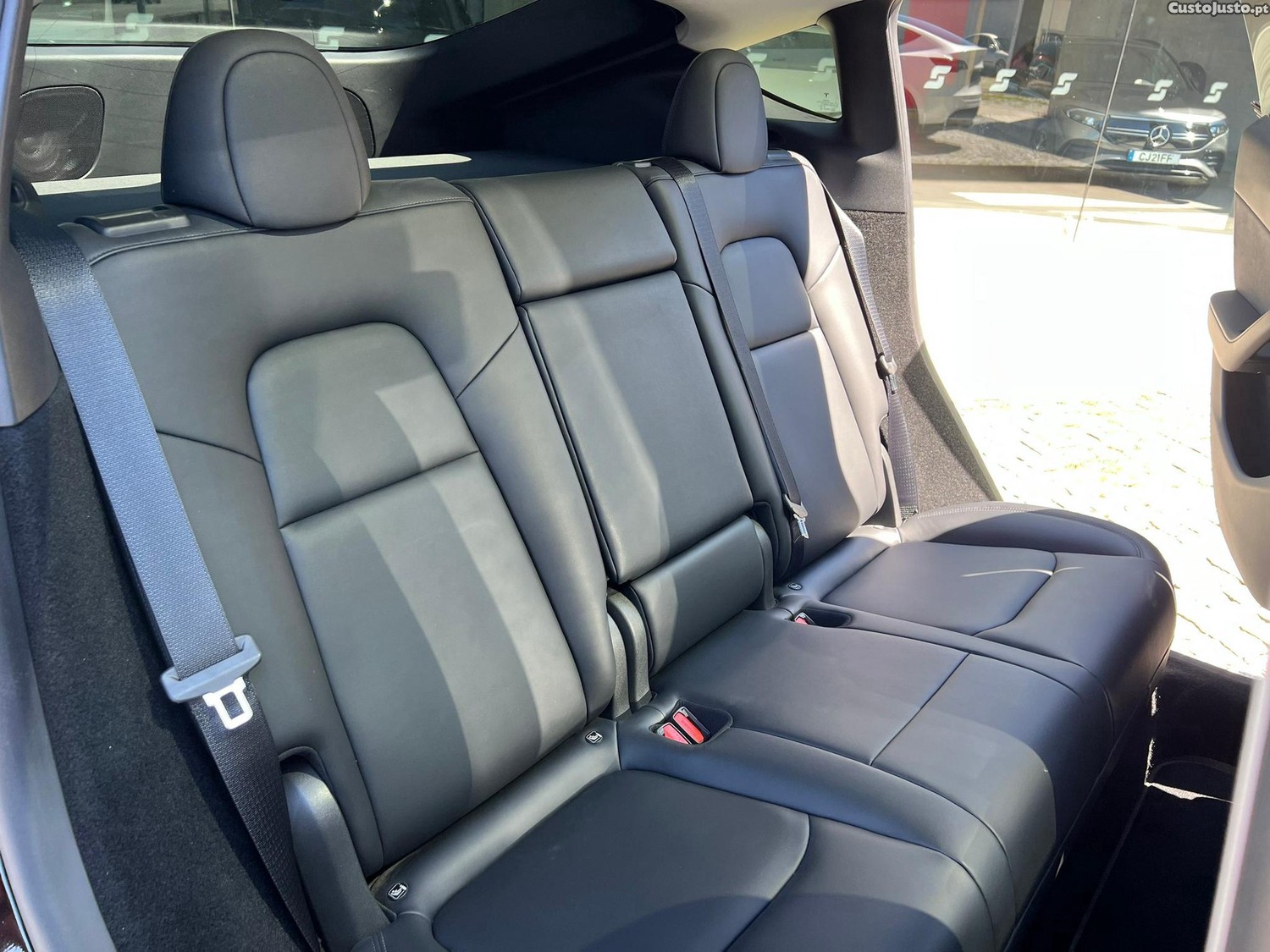 Tesla Model Y Standard — fotografia 3