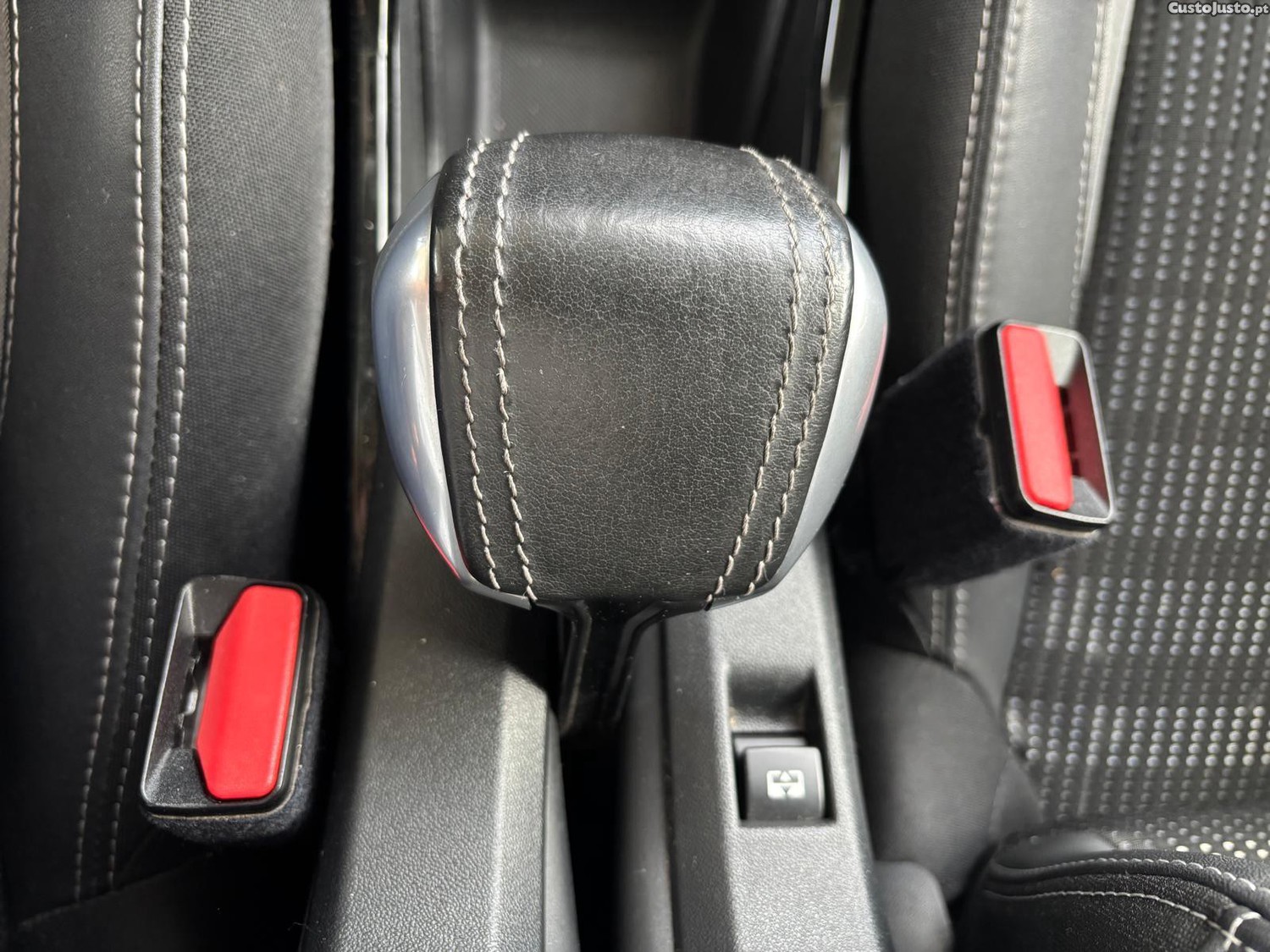 Peugeot 2008 1.2 PureTech Allure — fotografia 3