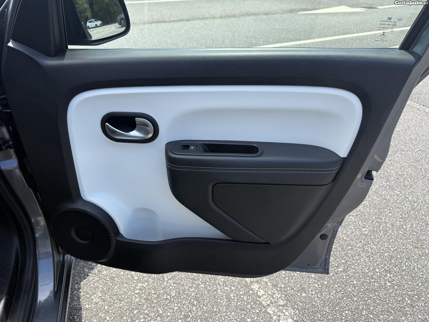 Renault Twingo 1.0 SCELUXE — fotografia 6